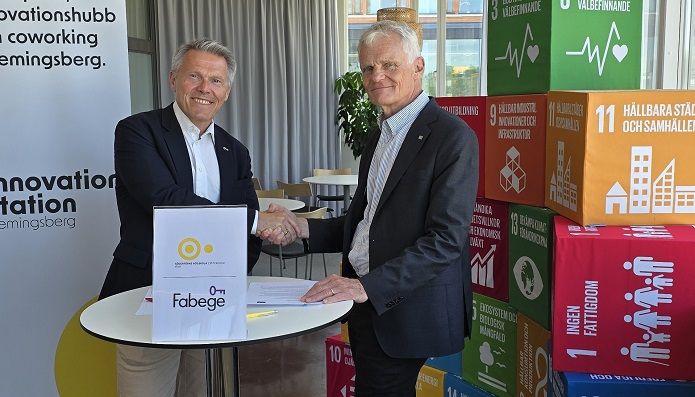 Johan Zachrisson, affärsområdeschef Fabege, och Södertörns högskolas rektor Gustav Amberg signerar avtalet.
